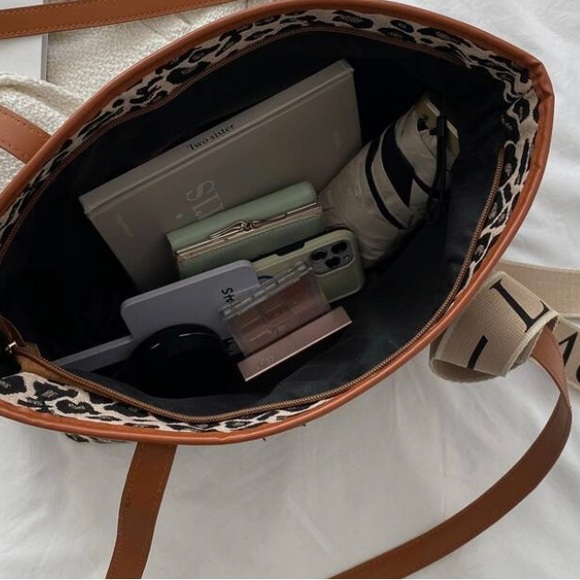 1 black trim leopard print purse is the only one available - Picture 4 of 6